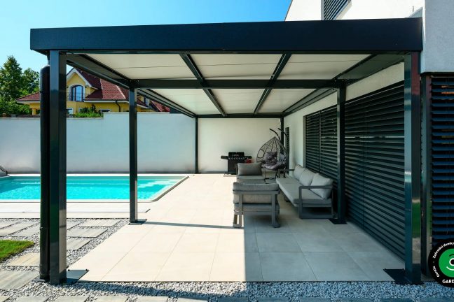 Minimalistická pergola se sezením a grilem u domu.