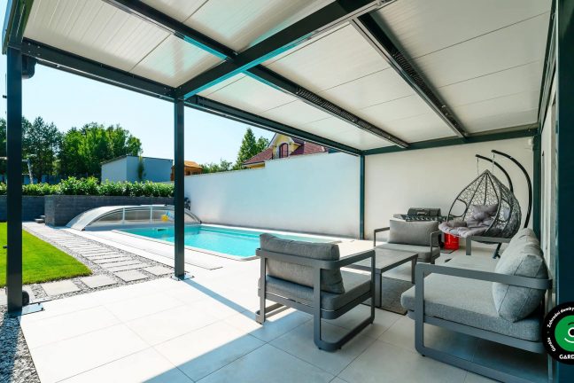 Moderní terasa s výhledem na bazén a zahradu.