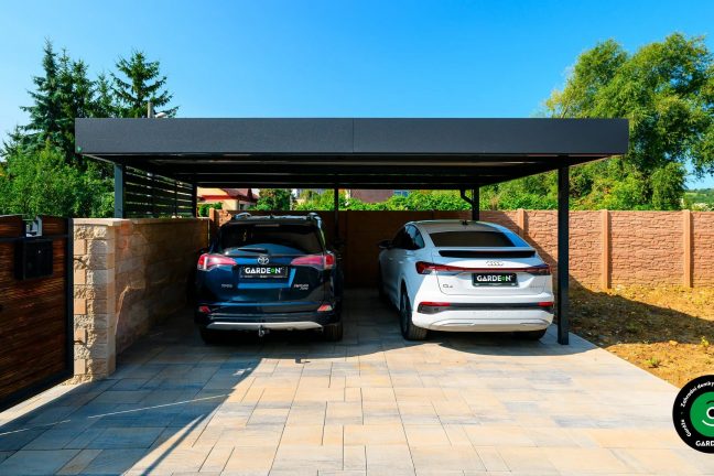 Dvojitý přístřešek pro auta v elegantním černém provedení.