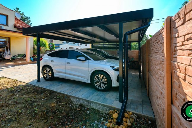 Minimalistický přístřešek pro dvě auta u rodinného domu.