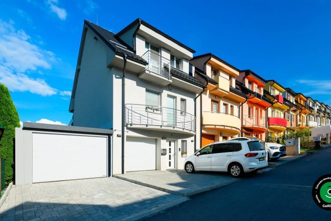 moderní přístřešek u rodinného domu