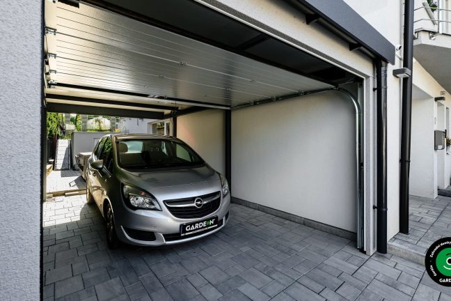 parkování auta pod přístřeškem