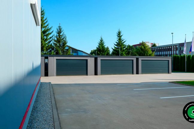 Pohled na řadové garáže v průmyslovém areálu.