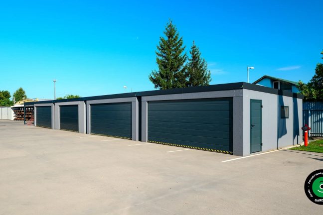Moderní řadové garáže s plochou střechou a betonovým povrchem.