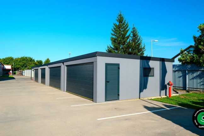 Boční pohled na garáže se vstupními dveřmi a oknem.