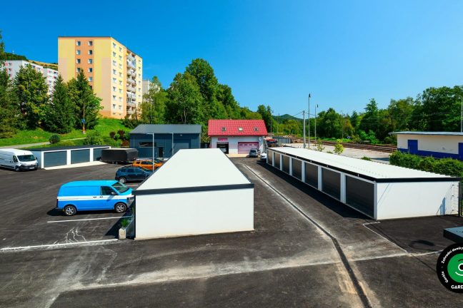 řadové garáže s šedými vraty