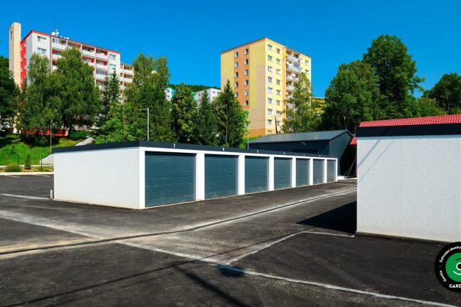 řada garáží s asfaltovým povrchem