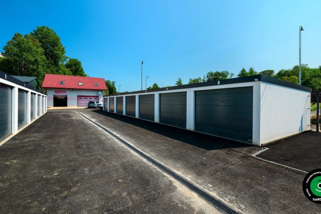 soubor montovaných garáží na parkovišti