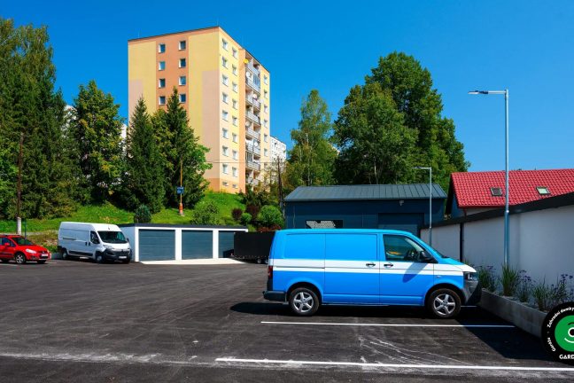 garáže s tmavě šedými sekčními vraty