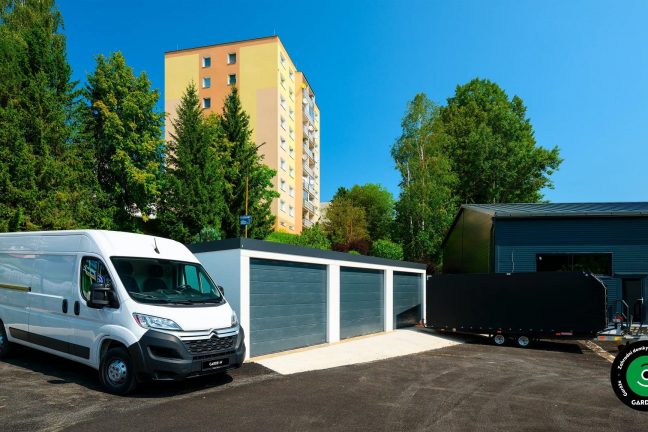 parkoviště s řadou nových garáží