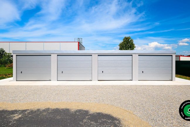 řadové garáže se světle šedými vraty