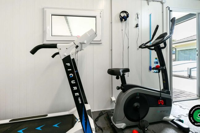 Posilovna uvnitř zahradního domku.