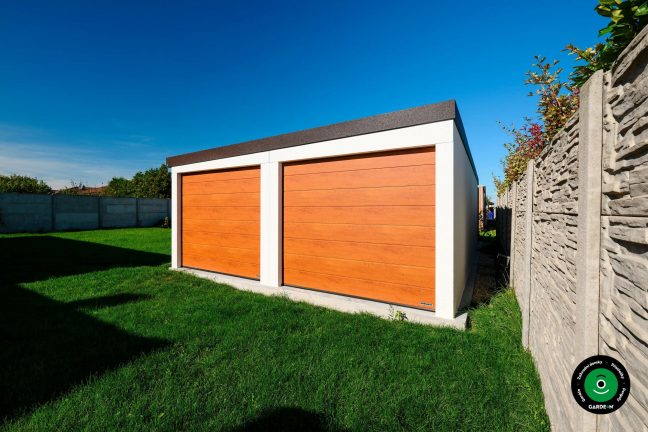 Dvojgaráž s rovnou střechou a čistým minimalistickým designem