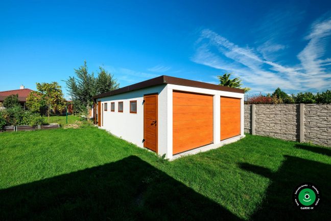 Garáž s dřevěným obkladem zasazená v upravené zahradě