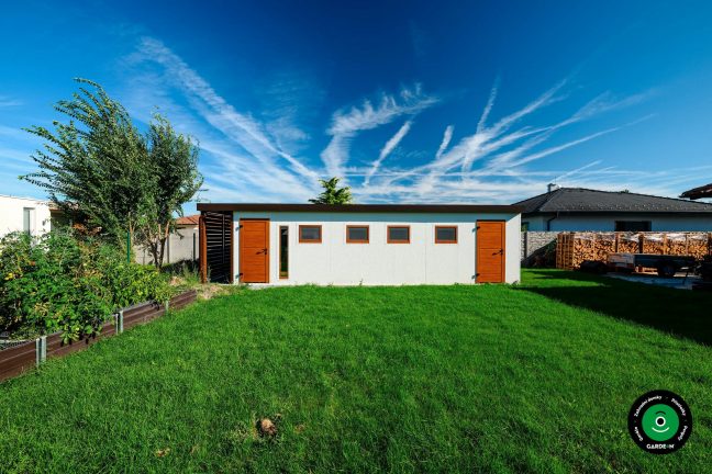 Boční pohled na moderní garáž