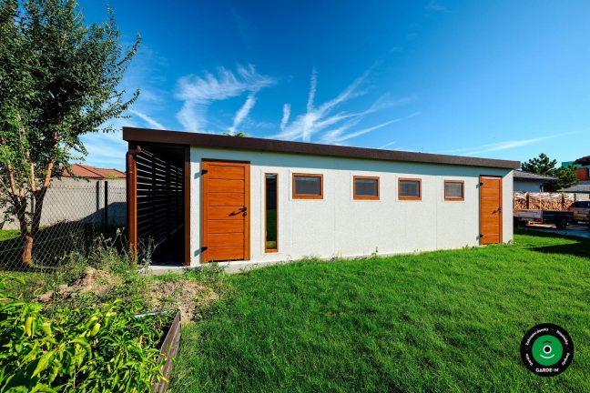 Boční pohled na garáž se světlým rámem a rovnou střechou