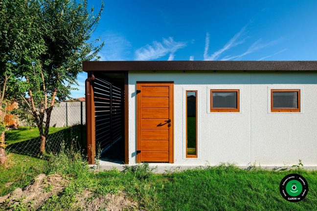 Boční pohled na dvojgaráž zasazenou v travnaté zahradě