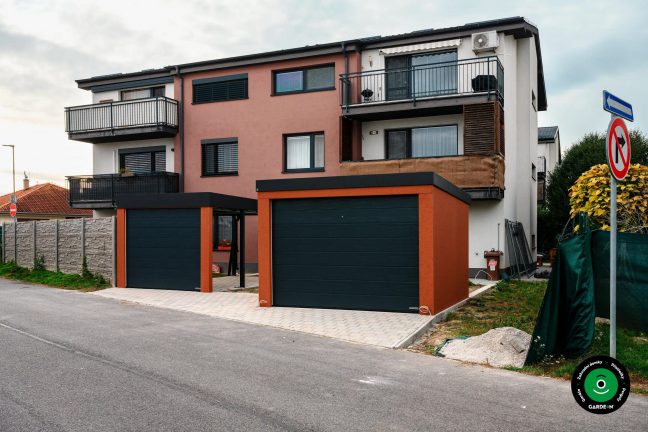 Garáž pro jedno auto s přístřeškem a integrovanou garážovou bránou