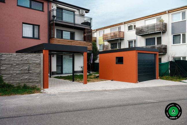 Jednogaráž s vedlejším přístřeškem poskytujícím krytý uzavíratelný prostor