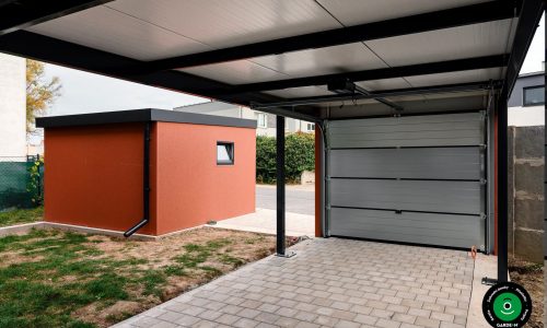 Parkovací přístřešek s uzavíratelnou garážovou bránou a střechou