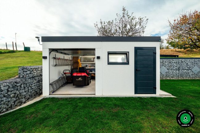 Garáž s otevřenou bránou a uloženým nářadím v interiéru
