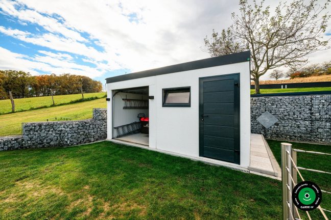 Interiér garáže s sekačkou žebříky a policovým úložným prostorem