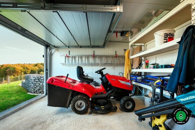 Interiér garáže s sekačkou žebříky a policovým úložným prostorem