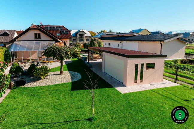 Garáž s přístřeškem spojující uzavřený a krytý prostor