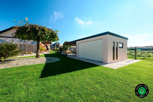 Moderní garáž s bočním přístřeškem na parkování auta