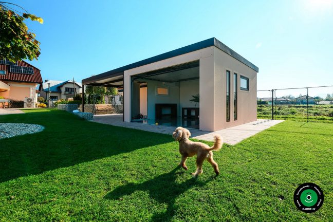 Kombinace garáže a přístřešku vytvářející praktické úložné zázemí