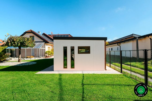 Prostorná garáž s integrovaným přístřeškem u rodinného domu