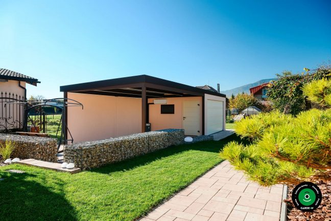 Garáž s krytým přístřeškem poskytující ochranu pro více vozidel