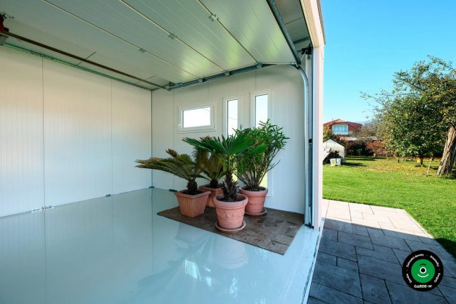 Volný vnitřní prostor garáže bez vybavení a nábytku