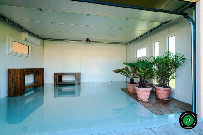 Minimalistický prázdný prostor garáže připravený k využití