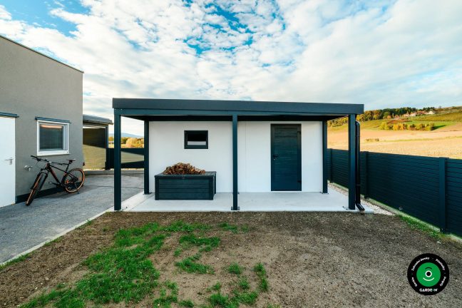 Přední strana přístřešku s malým oknem a dveřmi