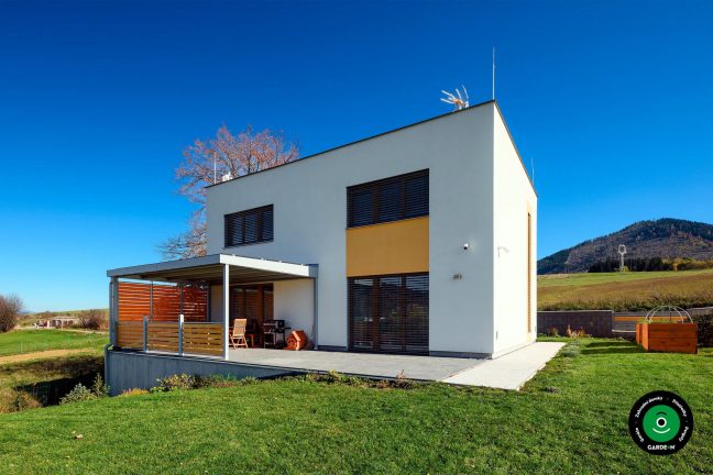 Pergola s posezením na terase vedle rodinného domu