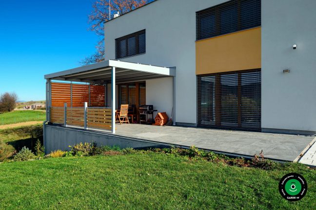 Moderní pergola s pohodlným sezením na venkovní terase