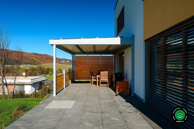 Elegantní pergola s dřevěnou terasou a venkovním sezením