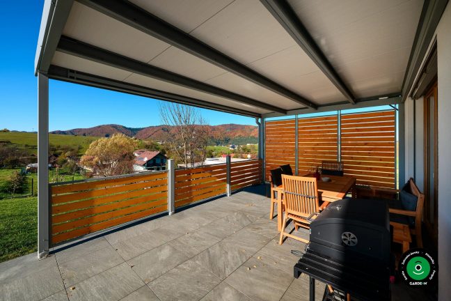 Pergola na terase doplněná komfortním zahradním nábytkem