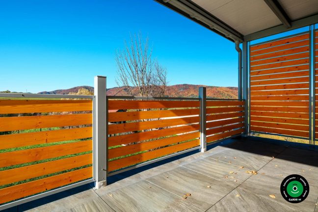 Venkovní pergola s posezením vytvářející relaxační prostor u domu