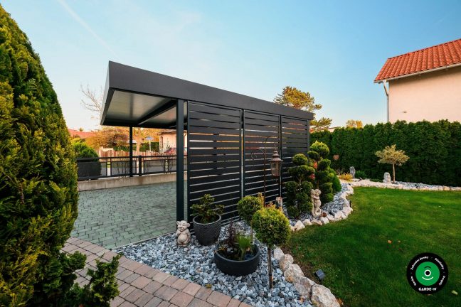 Přístřešek u zahrady s okrasnými stromky a skalní úpravou