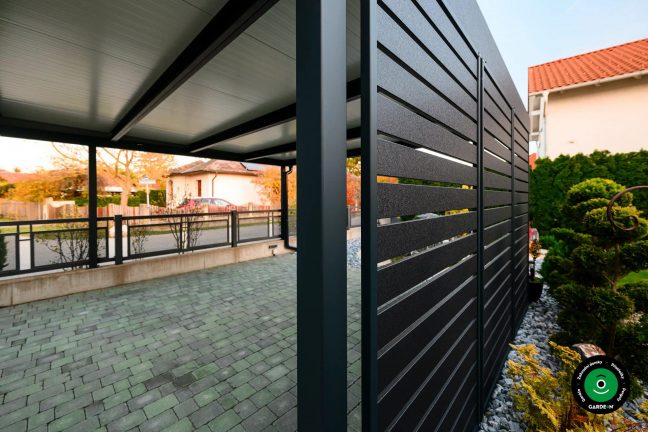 Detail boční výplně přístřešku s výhledem do zahrady