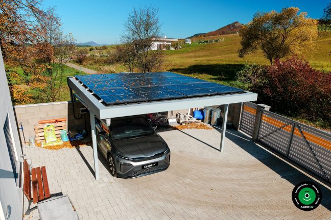 Dvojitý přístřešek na parkování aut s rovnou střechou