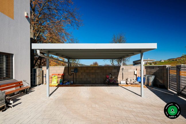 Prostorný přístřešek pro dvě vozidla u rodinného domu