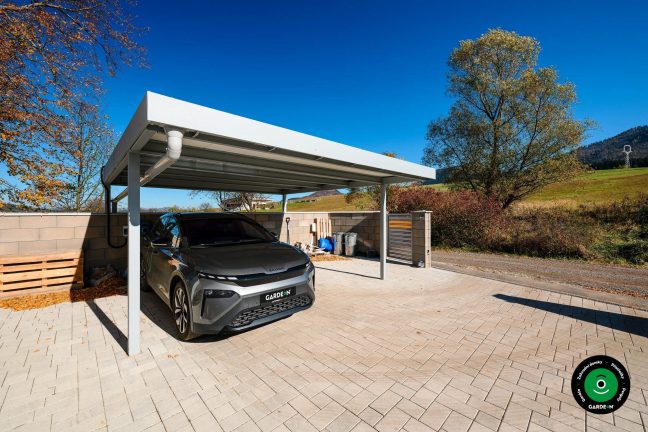 Dvojitý parkovací přístřešek s otevřenými bočními stěnami