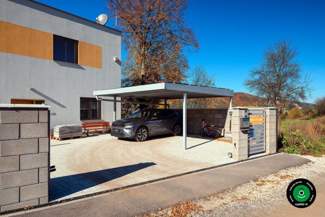 Moderní dvojpřístřešek pro auta se stabilní kovovou konstrukcí