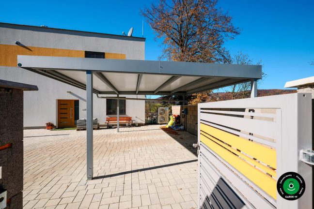 Parkovací přístřešek pro dvě auta s odolnou střechou