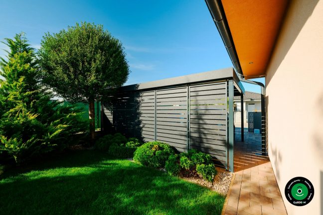 Prostorný přístřešek s lamelovým obkladem