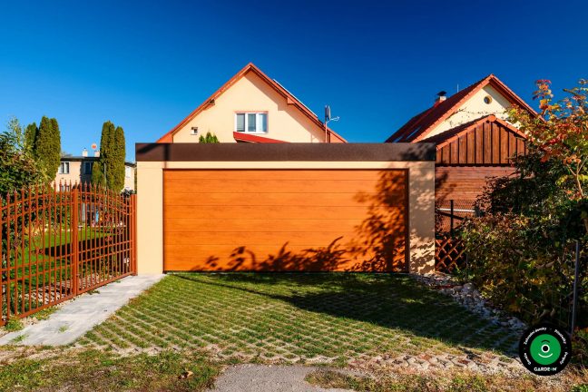 Přístřešek s garážovou bránou v moderním minimalistickém designu