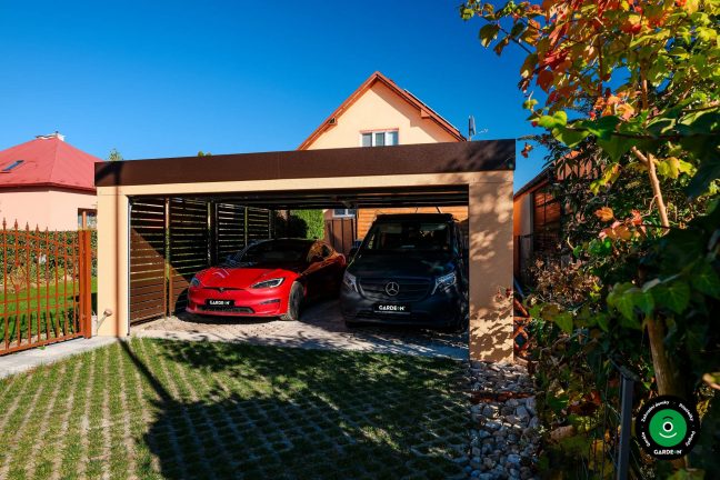 Prostorný přístřešek s integrovanou garážovou bránou a střechou